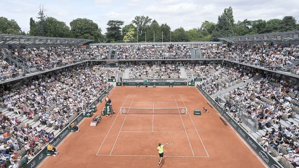In einem der schönsten Stadien zog Alexander Zverev in Runde drei ein. Foto: Thibault Camus/AP/dpa