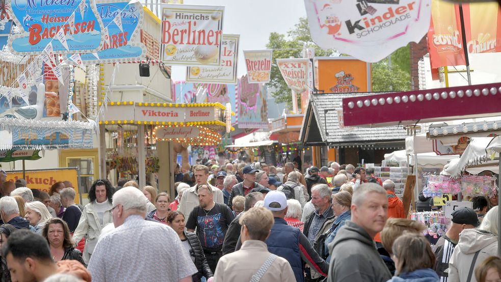 Gegen Mittag war am Donnerstag schon viel los auf der Matjesfestmeile am Delft. Foto: Klaus Ortgies