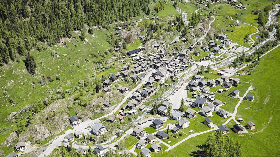 Als die Welt noch in Ordnung war: Blatten vor dem gigantischen Gletscherabbruch. Foto: Jean-Christophe Bott/KEYSTONE/dpa