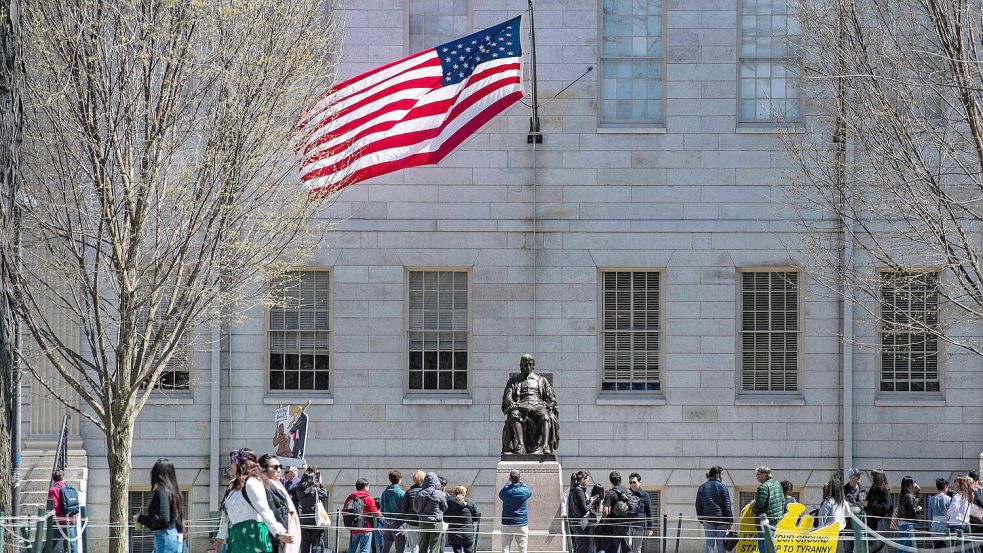 Harvard siegt vor Gericht gegen Trump: Die Universität kann vorerst ausländische Studierende weiterhin willkommen heißen. Foto: AFP/JOSEPH PREZIOSO