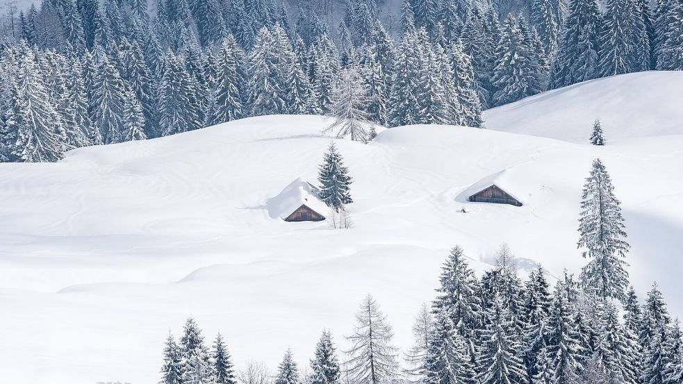 Winterräume in Hütten sollen Bergsportlern als sichere Unterkunft dienen, werden aber teils als Party-Spot missbraucht (Symbolbild). Foto: Lino Mirgeler/dpa