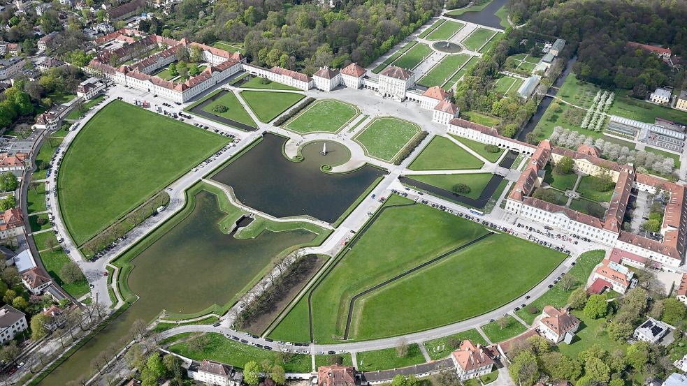 Von einem Zeppelin aus sieht der Park um das Schloss Nymphenburg in München sehr grün aus. (Archivbild) Foto: Felix Hörhager/dpa