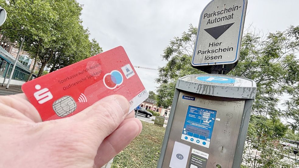 Ab sofort kann man an den Parkscheinautomaten der Stadt mit Karte zahlen. Foto: Klaus Ortgies
