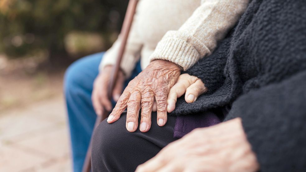 Wenn der Mensch, den man liebt, an Demenz erkrankt, verändert das alles. Foto: IMAGO / Addictive Stock