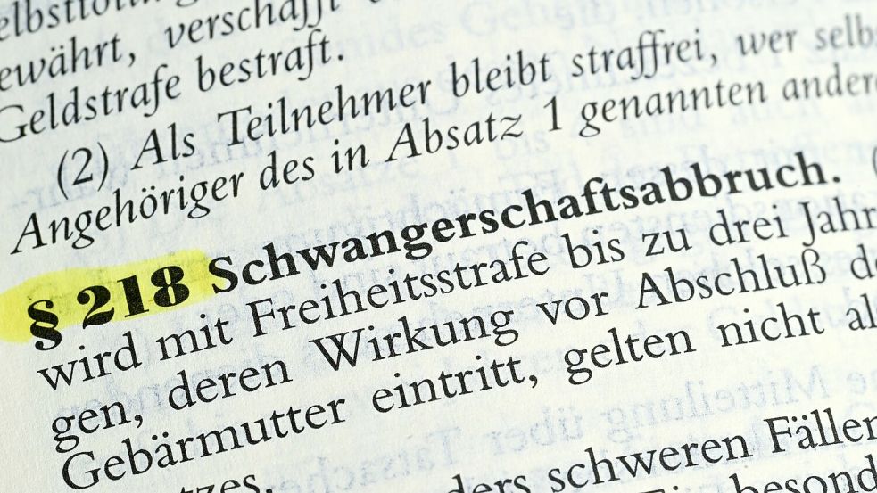 Schwangerschaftsabbrüche in den ersten zwölf Wochen sollten nach dem Willen der Ärzte außerhalb des Strafgesetzbuchs geregelt werden, die Beratungspflicht für ungewollt Schwangere soll aber bleiben. Foto: Bernd Weißbrod/dpa