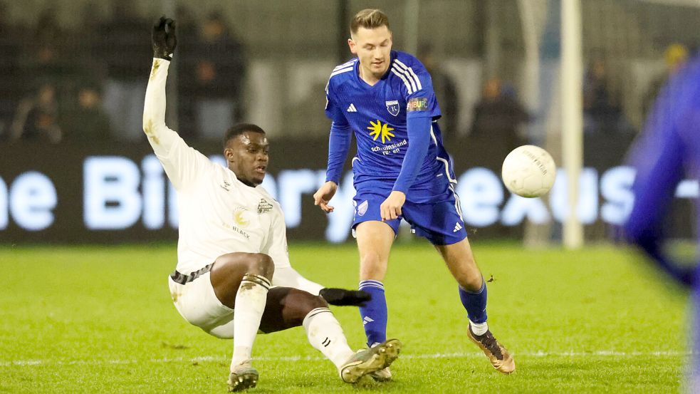 Julian Stöhr wird eine weitere Saison für Kickers Emden auflaufen. Foto: Doden, Emden