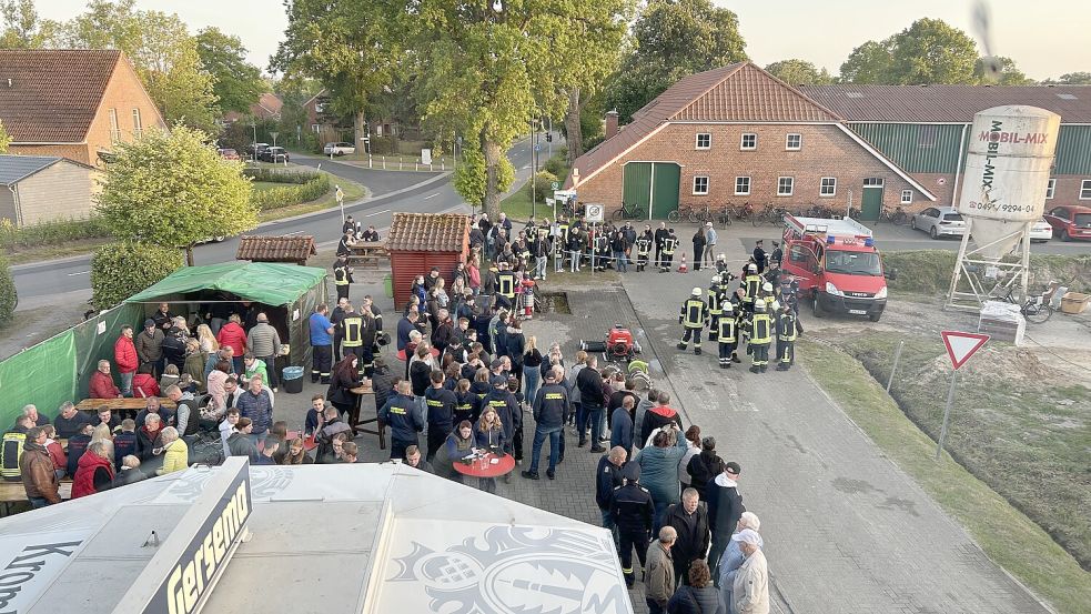 Die Feuerwehr Holte und ihr Förderverein begrüßen die Gäste zum Schnelligkeitswettkampf. Foto: Feuerwehr Holte