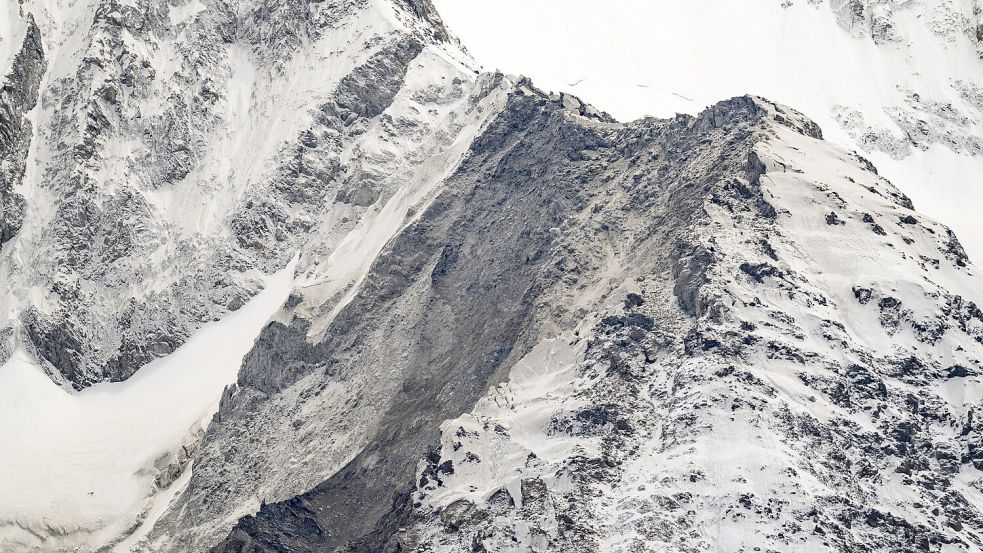 Das Kleine Nesthorn zeigt Spuren der Felsen, die abbrachen. Foto: Alessandro della Valle/Keystone/dpa