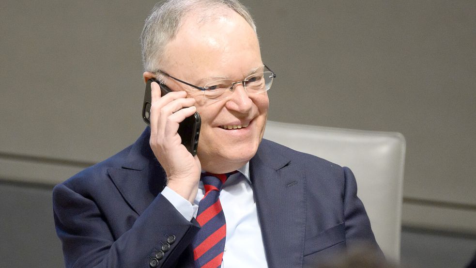 Ex-Ministerpräsident Stephan Weil nutzt sein Smartphone gerne für Instagram-Posts über Enten und seinen neuen Alltag als einfacher Abgeordneter. Foto: Julian Stratenschulte/dpa