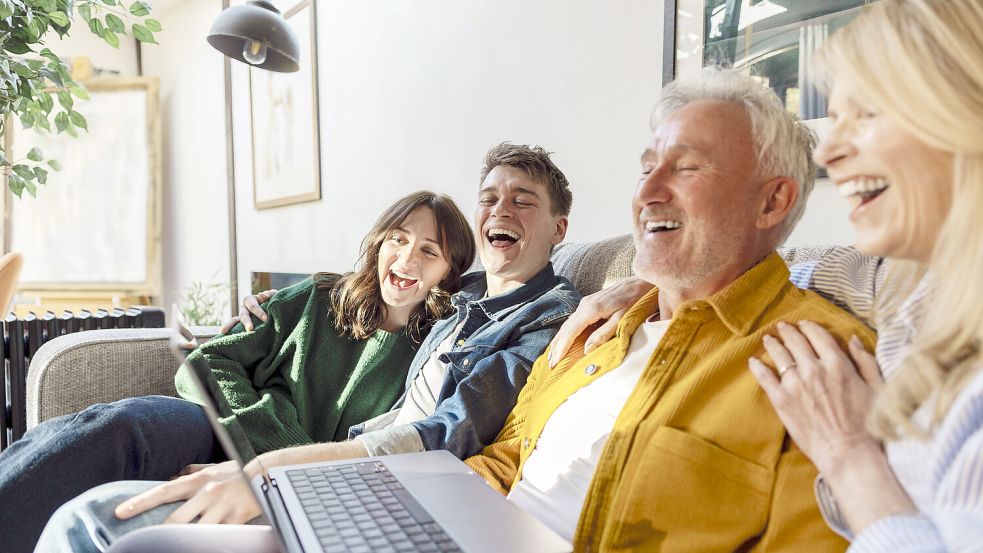 Jede Generation hat Begriffe, die anderen Generationen befremdlich vorkommen. Für ältere Generationen ist nun erneut das „Boomerwort des Jahres“ gesucht worden. Foto: IMAGO/Westend61