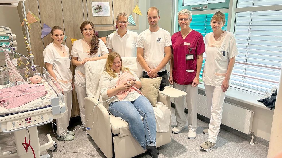Chefarzt Matthias Keller spricht von einem kleinen Wunder. Inzwischen gehe es dem Kind ausgezeichnet, das Gewicht habe sich mehr als vervierfacht. Foto: Kinderklinik Dritter Orden Passau/dpa