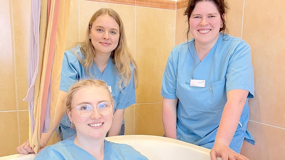Nach erfolgreichem Abschluss ihres Studiums gehören Emma Wolters (vorne) und Michaela Schepers (links) zum 15-köpfigen Team um Anne Gerdes, Leitende Hebamme im Marien-Hospital in Papenburg. Foto: Marien-Hospital