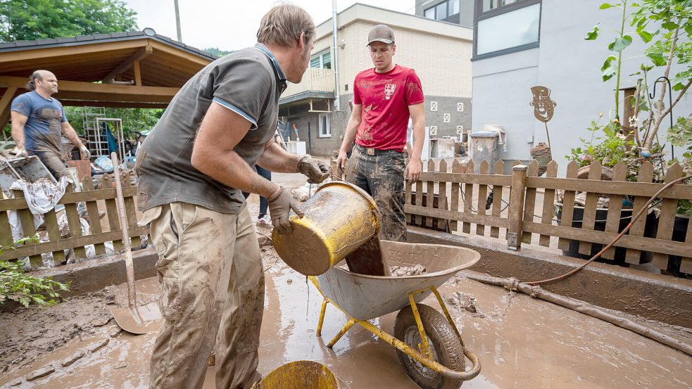 Unwetter mit Hochwasser können Häuser stark beschädigen. Die Regierung will eine Versicherungspflicht einführen. Foto: dpa