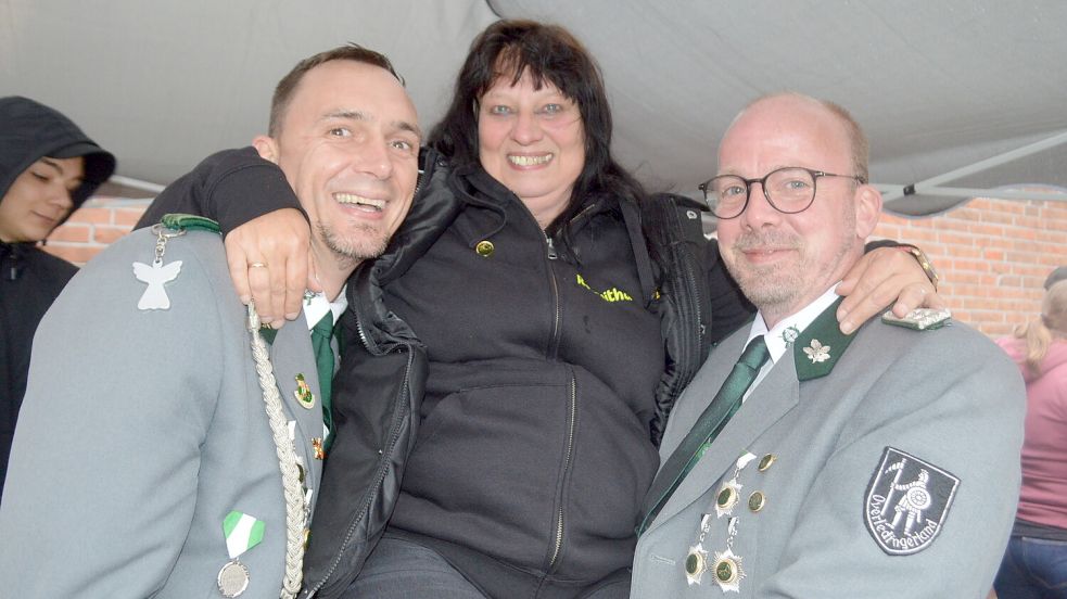 Die Vereinsmitglieder Ralf Lohmeyer (links) und Martin Arns (rechts) ließen die neue Schützenkönigin Roswitha Kampling hochleben. Fotos: Holger Weers