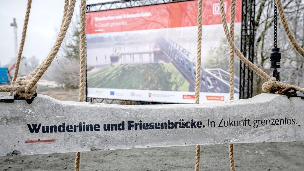 Für die Wunderline wird schon geworben. Foto: Sina Schuldt/dpa +++ dpa-Bildfunk +++