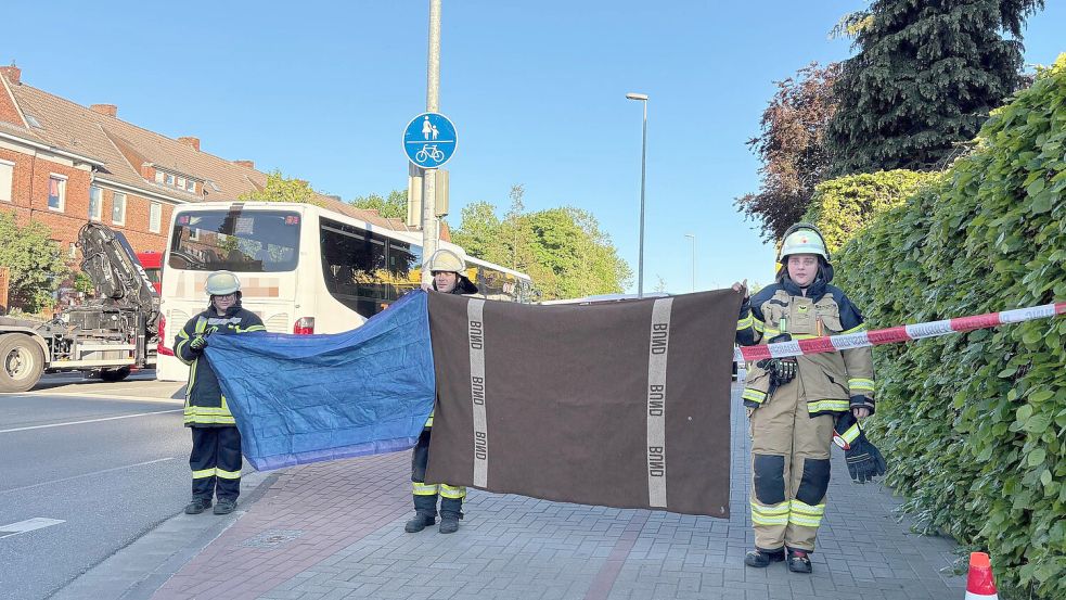 Feuerwehrleute schirmten die Unfallstelle ab. Foto: Stephanie Schuurman/Archiv