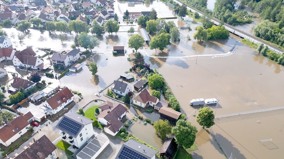 Alleine das Hochwasser in Bayern und Baden-Württemberg im Mai und Juni - hier ein Bild aus Reichertshofen - sorgte für Schäden in Milliardenhöhe. (Archiv) Foto: Sven Hoppe/dpa
