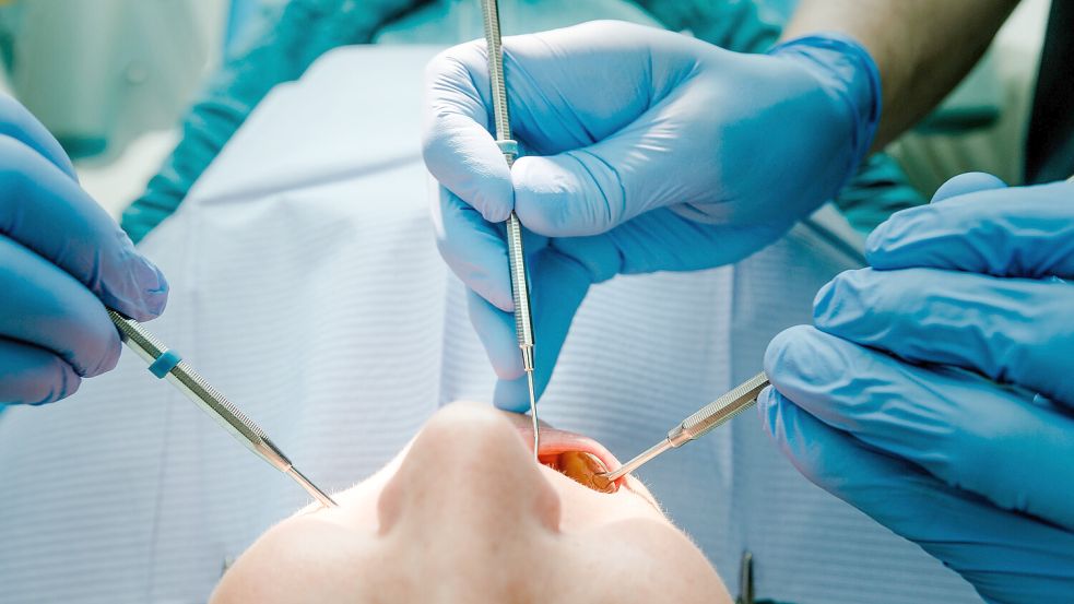 Abrechnungsbetrug im Gesundheitswesen kostete die gesetzlich Versicherten 2022/23 mehr als 200 Millionen Euro. Die Staatsanwaltschaft Oldenburg ermittelt gegen den Leiter eines medizinischen Versorgungszentrums mit einer Praxis auch im Landkreis Leer. Foto: Markus Scholz/dpa