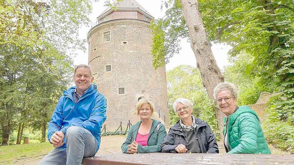 Ralf Möhlmann, Hille von Seggern, Marianne Groß und Marlene Voß sind im Orga-Team des Burggartens. Zu dessen 25. Jubiläum am Wochenende erwarten sie zwischen 10.000 und 15.000 Menschen. Burg Stickhausen wurde im Jahr 1435 erbaut. Seit 2019 gehört sie der Samtgemeinde Jümme. Foto: Klaus Ortgies