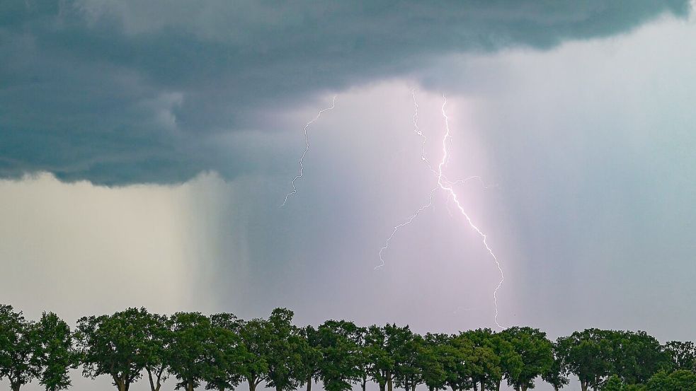 Im Verlauf des Tages sind in Teilen Deutschlands starke Gewitter wahrscheinlich (Symbolbild). Foto: Patrick Pleul/dpa