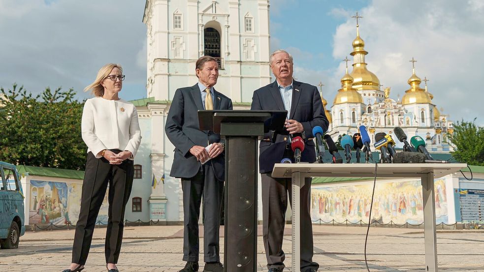 Die US-Senatoren LIndsey Graham und Richard Blumenthal haben in Kiew auch den ukrainischen Präsidenten Wolodymyr Selenskyj zu Gesprächen getroffen. Foto: Vasilisa Stepanenko/AP/dpa