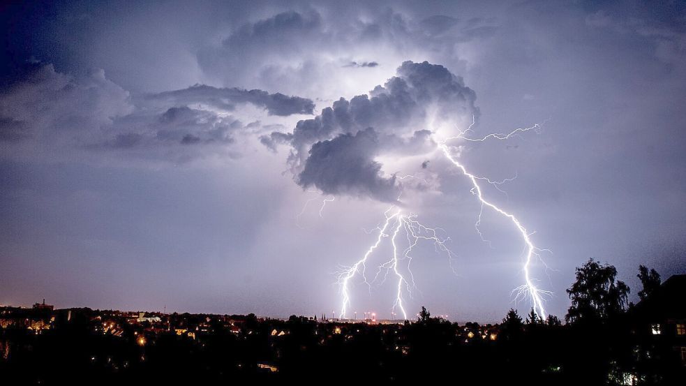 Bei hoher Spannung entlädt sich die Energie in Form eines Blitzes - wie hier bei Görlitz. (Archivbild) Foto: Florian Gaertner/dpa-Zentralbild/dpa-tmn