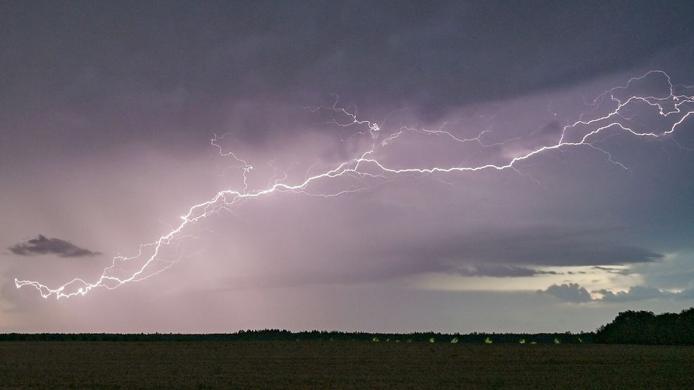 Ein Blitz kann die Luft auf bis zu 30.000 Grad Celsius erhitzen – heißer als die Sonnenoberfläche. (Archivbild) Foto: Patrick Pleul/dpa