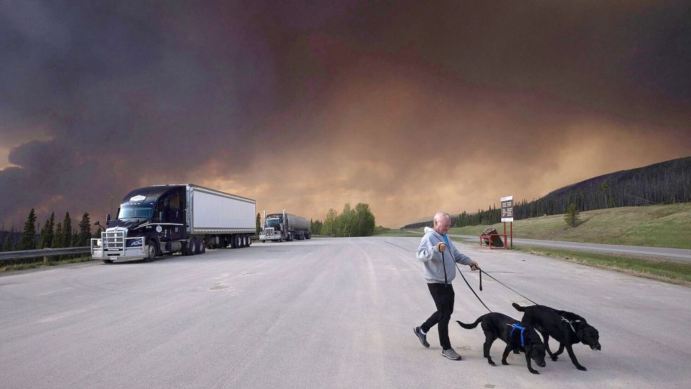 Der Himmel schwarz: So viele Waldbrände hat Kanada selten gleichzeitig erlebt. Gefährliche Waldbrände verdunkeln mittlerweile auch in Kanadas westlichster Provinz British Columbia den Horizont. Foto: Nasuna Stuart-Ulin/The Canadian Press via AP/dpa