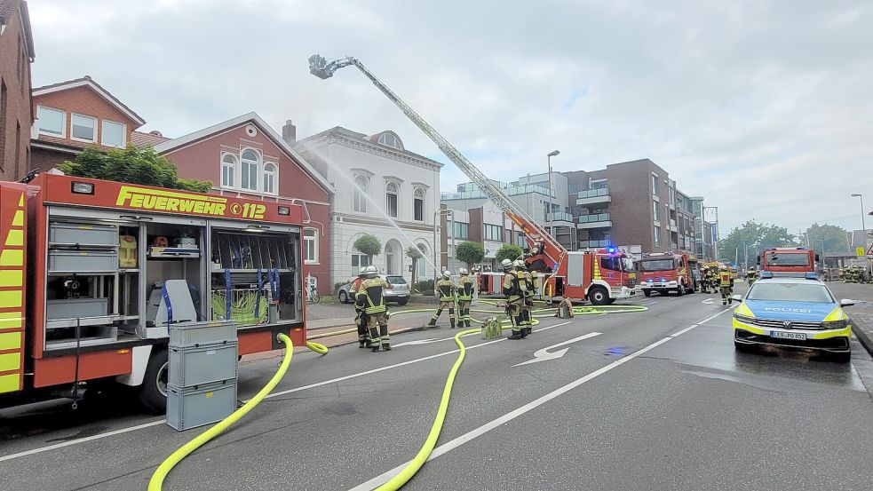Der Dachstuhl eines Wohnhauses an der Mühlenstraße brannte. Die Feuerwehr und Polizei waren im Einsatz, die umliegenden Straßen waren gesperrt. Foto: Bodo Wolters