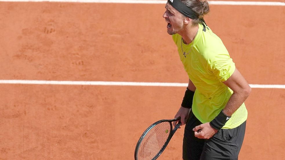 Alexander Zverev steigert sich in Paris und steht im Achtelfinale. Foto: Christophe Ena/AP/dpa
