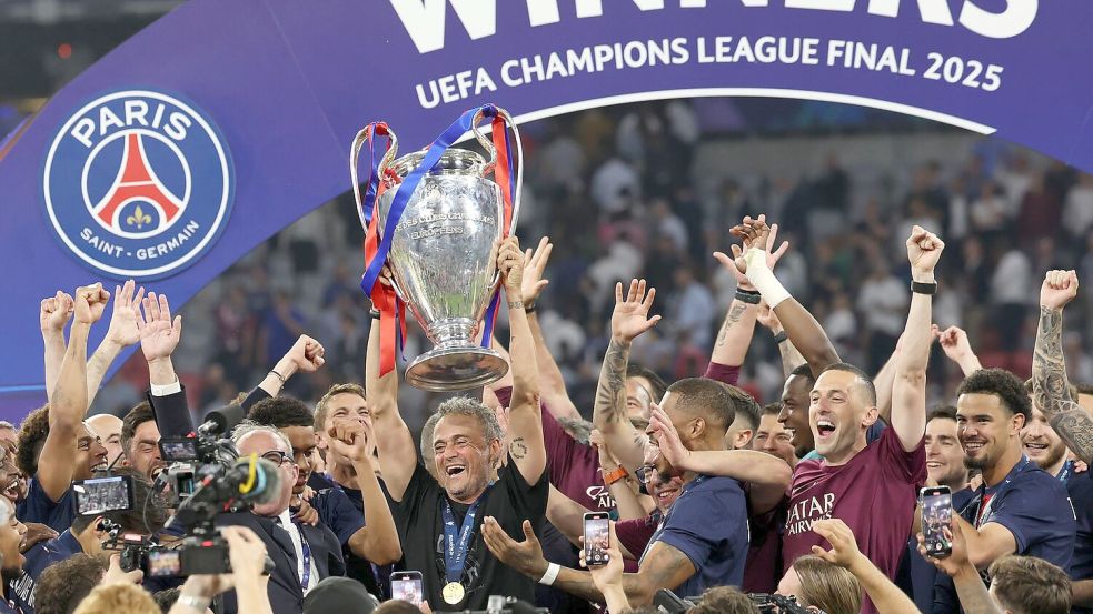 Luis Enrique feiert mit seinem Team den Sieg in der Champions League Foto: Christian Charisius/dpa