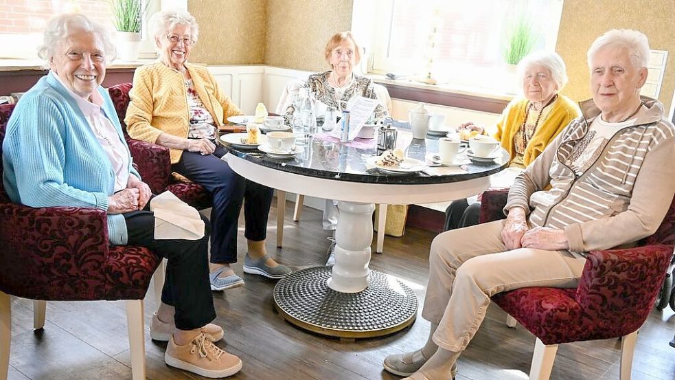 Auch nach 75 Jahren ist der Gesprächsstoff nicht ausgegangen: Margret Tewes (von links), Irmgard Eckhoff, Erika Stratmann, Maria Konofol und Anneliese Hollah treffen sich seit ihrer Schulzeit regelmäßig zum Kaffeekränzchen. Foto: Aaron Dickerhoff
