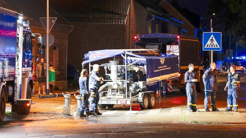 Nach dem Unwetter zeitweise ohne Strom: Erftstadt-Herrig Foto: Thomas Banneyer/dpa