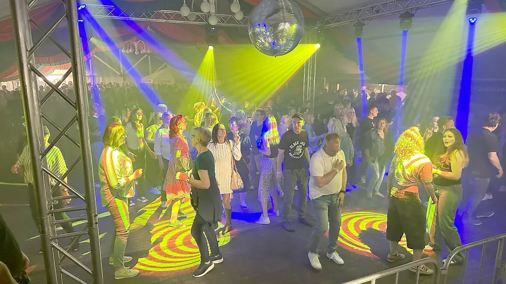 Eine bunte Lichtshow sorgte für das richtige Feeling beim Tanzen. Foto: Ulrich de Buhr