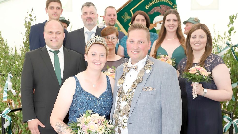 Das neue Königshaus des Schützenvereins Tell Hollen (vorne, von links): Timo Hinrichs, Königin Stephanie Klären, Christa Deddens, König Florian Fugel. Annika Tebben und Julia Klären; (hintere Reihe, von links) Steffen Rauert, Jan Deddens, Marcel Voget und Tanja Voget. Foto: Hans Passmann