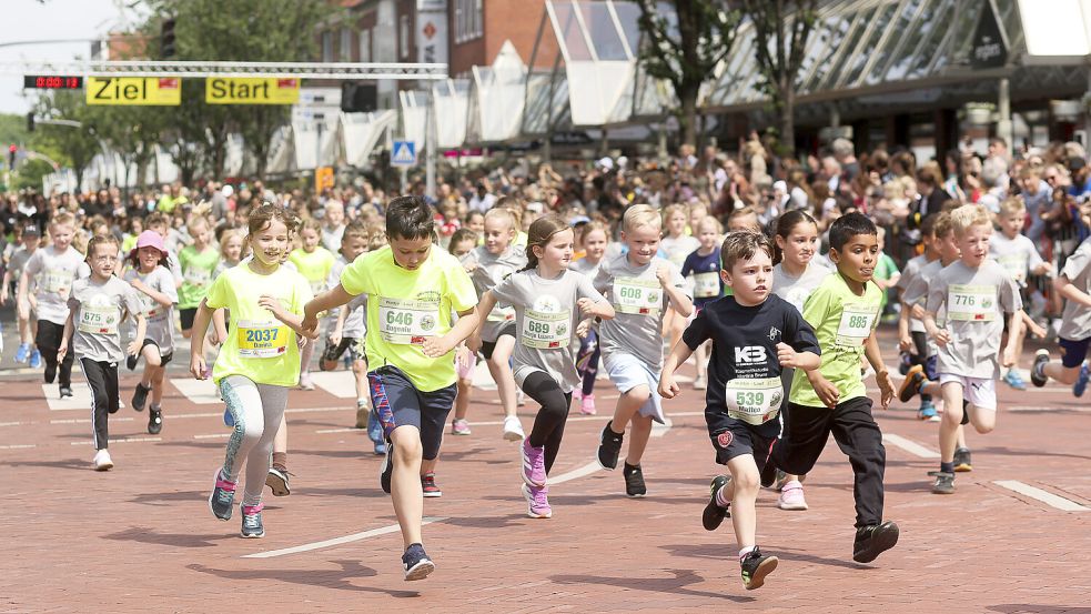 Auch zahlreiche Kinder und Jugendliche starteten am Samstag beim Emder Matjeslauf. Bei tollem Wetter wurden sie von den vielen Zuschauern gefeiert. Foto: Doden/Emden