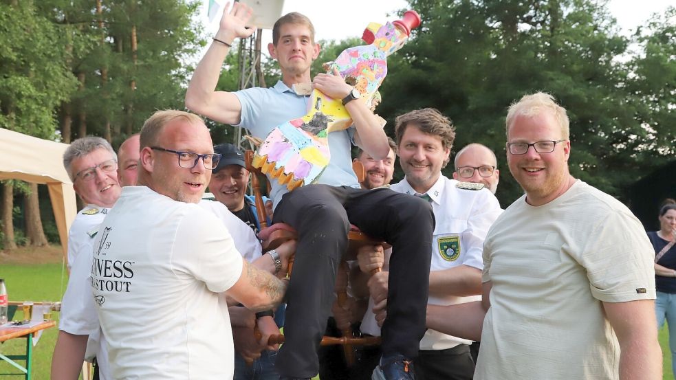 Die Schützen von Elisabethfehn ließen ihren neuen Schützenkönig Matthias Schönhöft nach dem erfolgreichen Adlerschuss hochleben. Foto: Hans Passmann