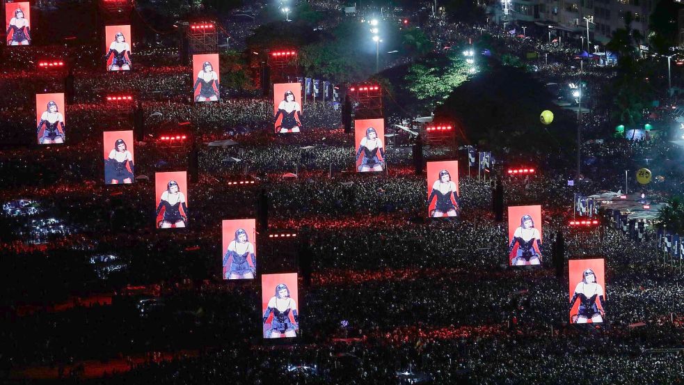 Etwa 2,5 Millionen Menschen waren laut Guinness-Buch bei Gagas Show anwesend. (Archivbild) Foto: Bruna Prado/AP/dpa