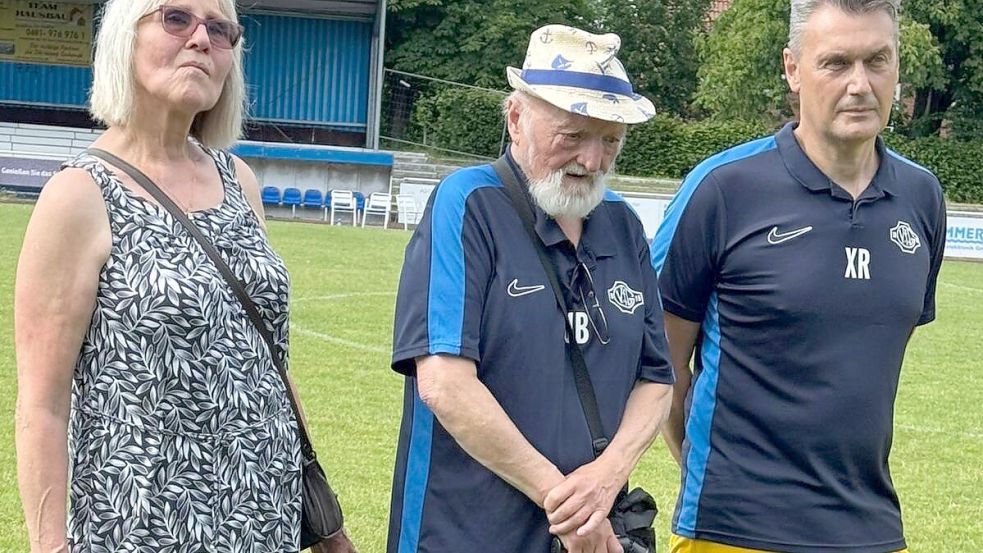 Uli Berns (Mitte) hat künftig mehr Zeit für seine Frau Helga (links). Auch Torwart-Trainer Xavier Rieger (rechts) hört bei Germania Leer auf. Foto: Privat