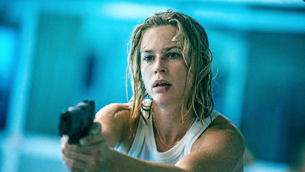 Gibt in „Exterritorial“ alles: Jeanne Goursaud spielt die Ex-Elitesoldatin Sara Wulf, die um ihren Sohn kämpft. (Foto: Netflix) Foto: Sasha Ostrov /netflix/dpa