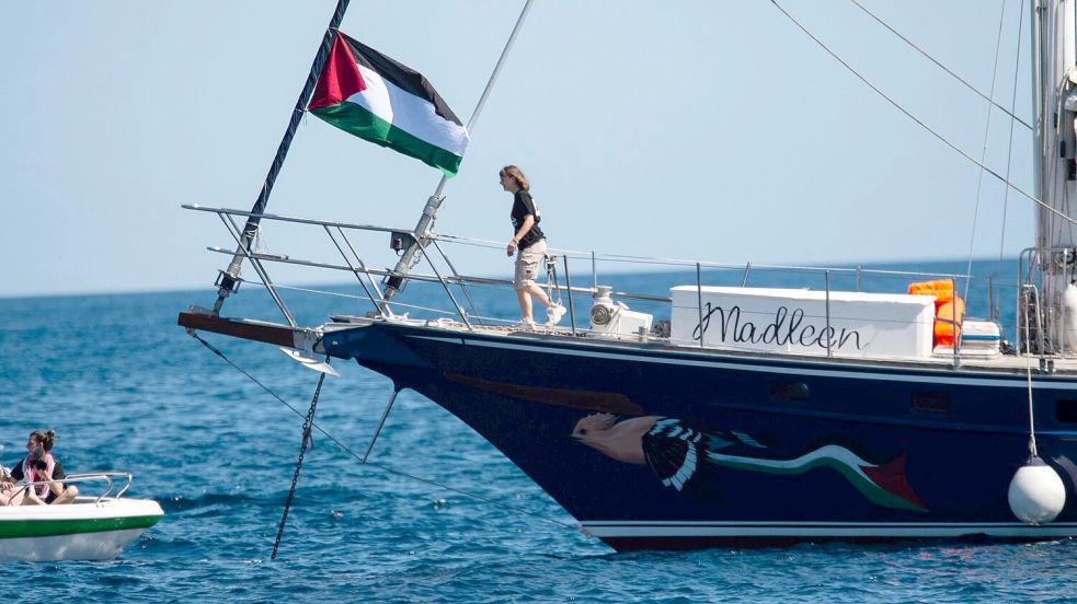 Aktivisten um Greta Thunberg wollen mit Hilfsgütern nach Gaza segeln. Foto: Salvatore Cavalli/AP/dpa