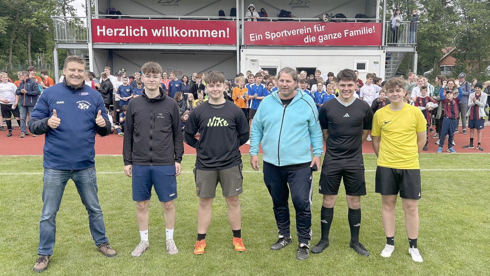Schulleiter Stefan Schubert-Kiemes (von links) freute sich über die gute Leistungen der Schiedsrichter Fiete Cordes, Luc Koslowski, dann kommt Moderator Thorsten Mührin sowie die beiden weiteren Schiedsrichter Felix Eckelt und Javis Brandt. Foto: Carsten Ammermann