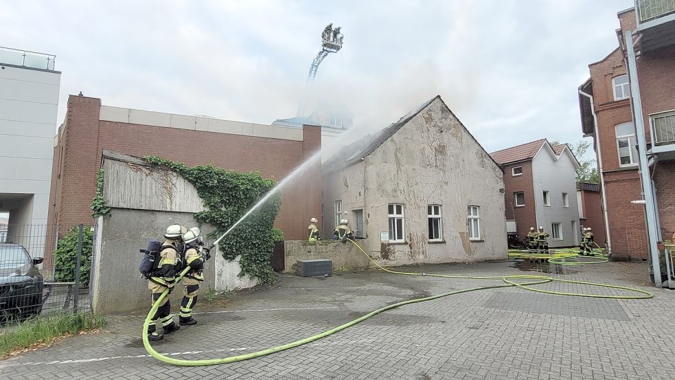 Das Feuer verursachte starken Qualm. Deshalb sollten Anwohner Fenster und Türen geschlossen halten. Foto: Bodo Wolters