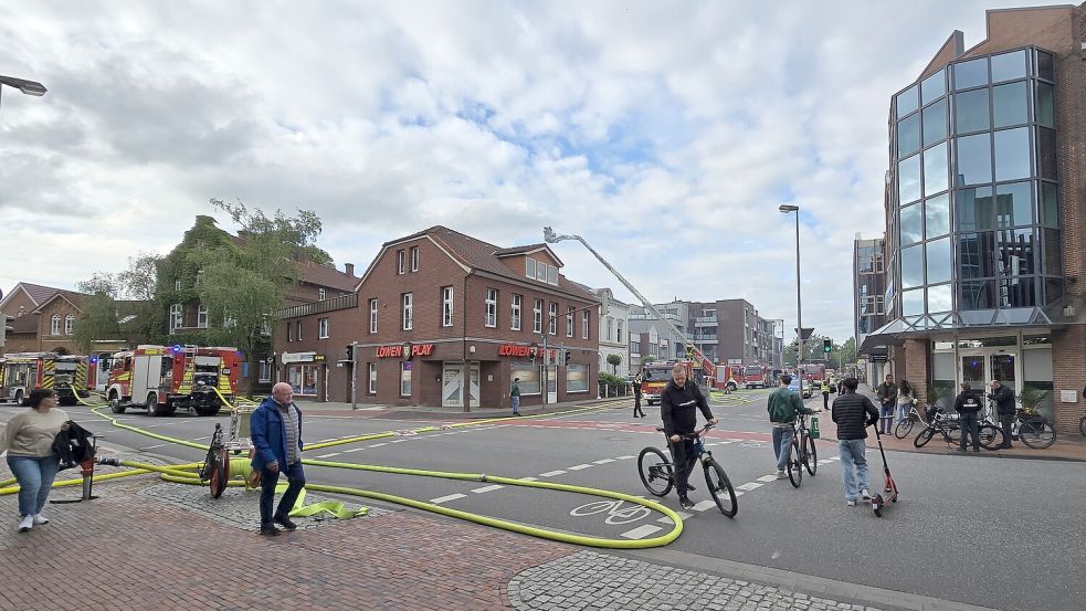 Für die Dauer des Einsatzes waren die umliegenden Straßen gesperrt. Passanten beobachteten die Löscharbeiten aus der Distanz. Foto: Denise Cordes