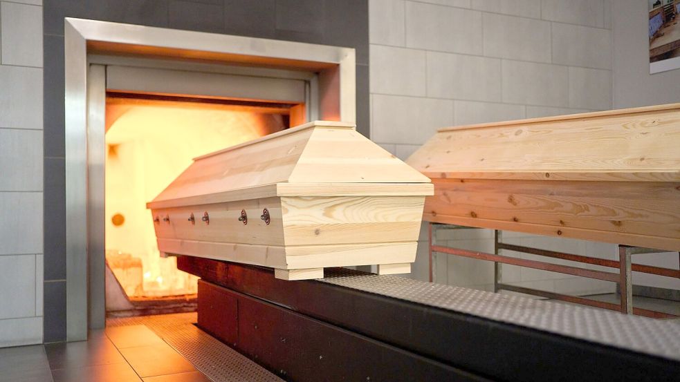 Ein Sarg wird in einem Krematorium verbrannt. (Symbolbild) Foto: Thomas Frey/Deutsche Presse-Agentur GmbH/dpa