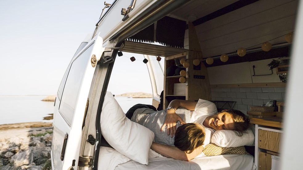 Ob nachhaltig, naturbelassen oder ganz luxuriös: Die neusten Campingtrends 2025 bieten eine Reihe an Innovationen für den nächsten Urlaub. Foto: imago images/MASKOT