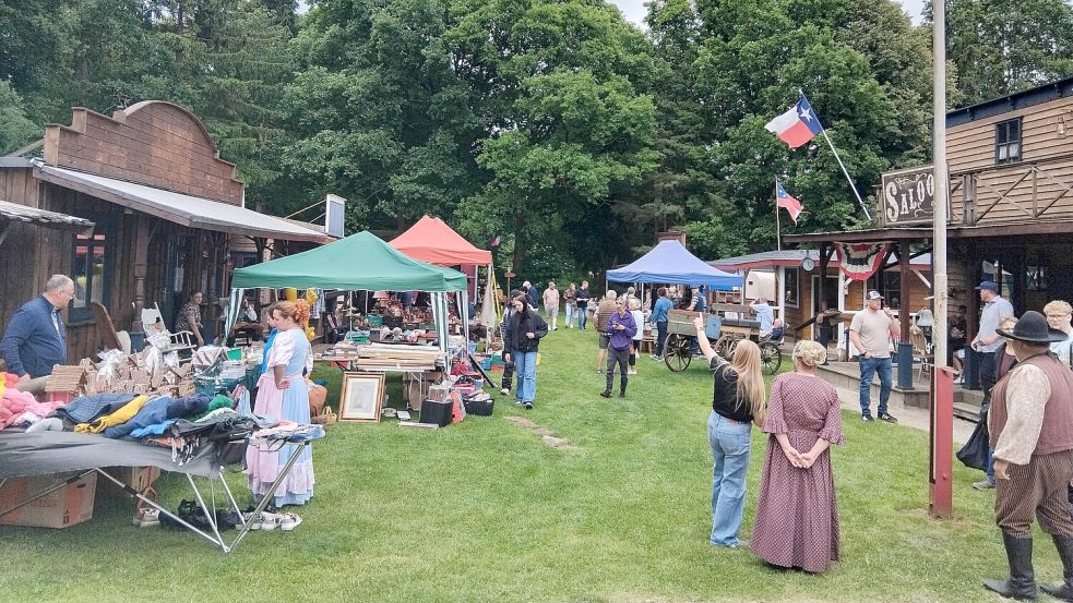 In der Westoverledinger Westernstadt Basswood Grove wurde am Sonntag ein Hofflohmarkt veranstaltet. Dazu traten die Vereinsmitglieder in Kostümen aus der Zeit des Wilden Westens auf. Foto: Clarissa Scherzer