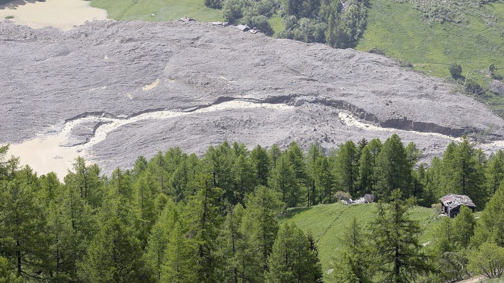Die Lonza hat sich einen Weg durch den Schuttberg gebahnt. Foto: Cyril Zingaro/KEYSTONE/dpa