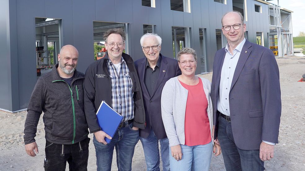 Über den Baufortschritt freuen sich (von links) Bauunternehmer Michael Mersmann, Johannes Krallmann (Energie-Systeme-Krallmann), Dr. Volker Eissing, die designierte MVZ-Leiterin Julia Kruse und Bürgermeister Jens Willerding. Foto: Gerd Schade