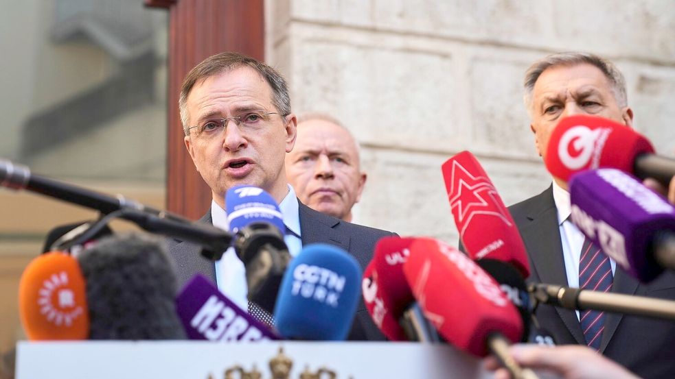Der russische Verhandlungsführer Wladimir Medinski hat nach der zweiten Verhandlungsrunde in Istanbul Pläne für einen neuen Gefangenenaustausch bestätigt. (Archivbild) Foto: Francisco Seco/AP/dpa